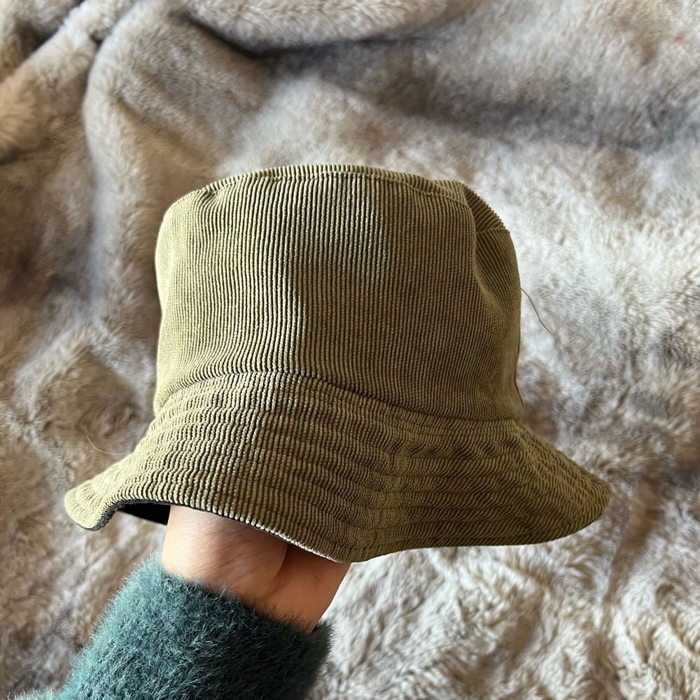 Corduroy green bucket hat.